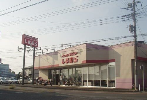 近くのしまむら富里店まで700m（徒歩9分）