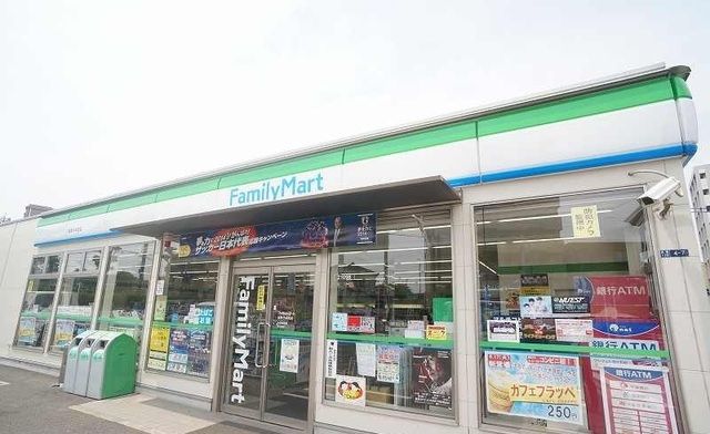 近くのファミリーマートまで650m（徒歩9分）