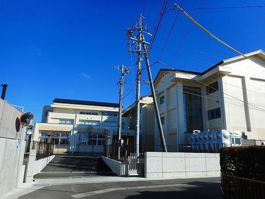 近くの岩村田小学校まで1,600m（徒歩20分）