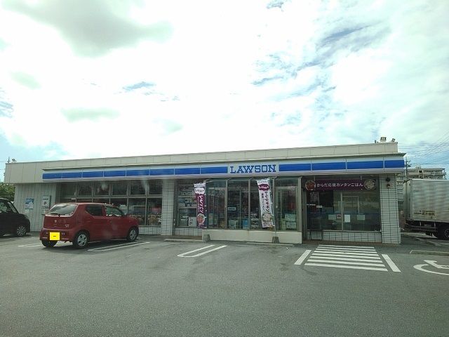 近くのローソンうるま江洲店まで450m（徒歩6分）