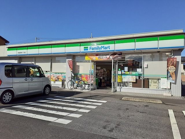 近くのファミリーマート西原三丁目店まで400m(徒歩5分)