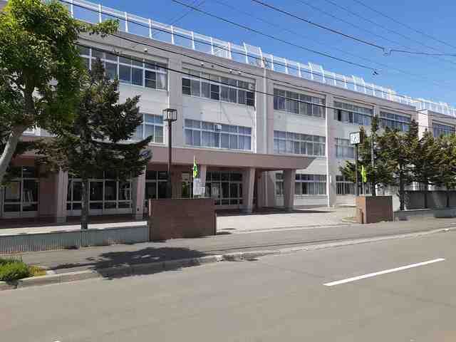 近くの札幌市立厚別北中学校まで1,300m(徒歩17分)