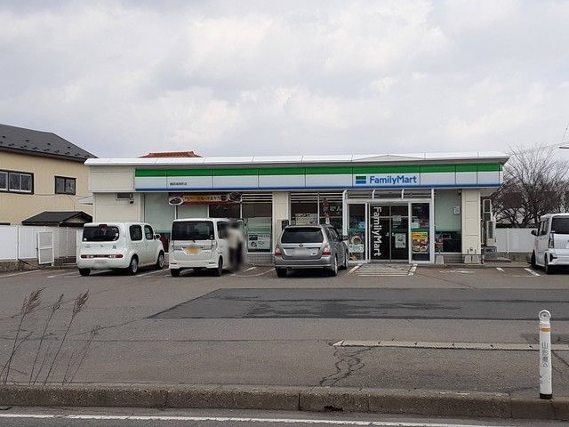 近くのファミリーマート鶴岡城南町店まで450m(徒歩6分)
