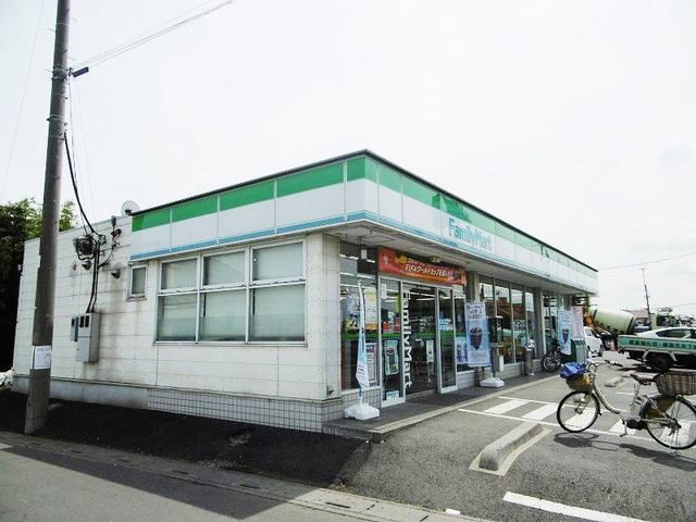 近くのファミリーマートまで300m（徒歩4分）
