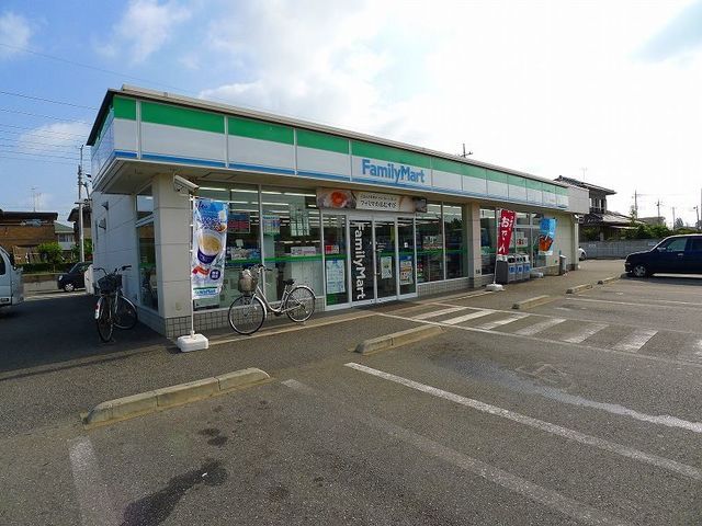 近くのファミリーマート大泉坂田店まで400m（徒歩5分）