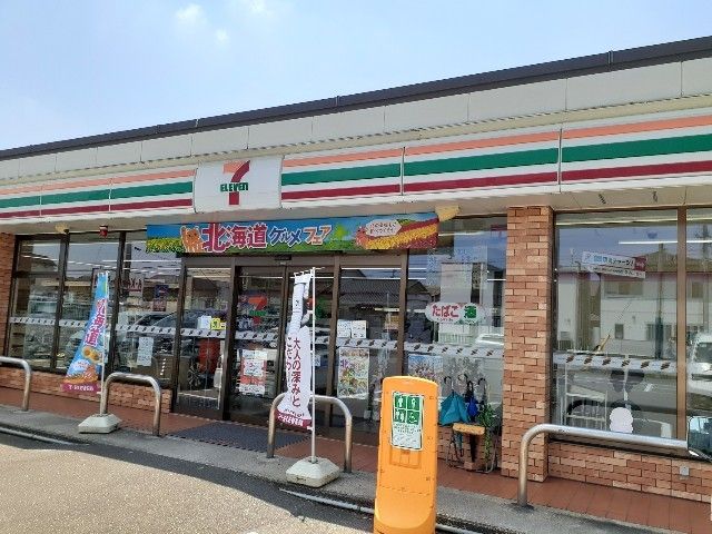 近くのセブンイレブン富山堀川本郷店まで500m（徒歩7分）