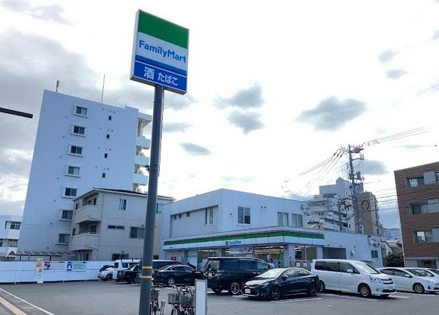 近くのファミリーマート段原東店まで200m（徒歩3分）