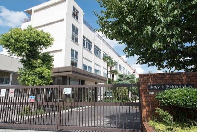 近くの広島大学病院まで1,100m（徒歩14分）
