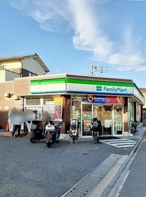 近くのファミリーマート若木2丁目店まで207m（徒歩3分）