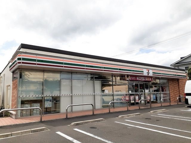 近くのセブンイレブン吉岡南2丁目店まで700m(徒歩9分)