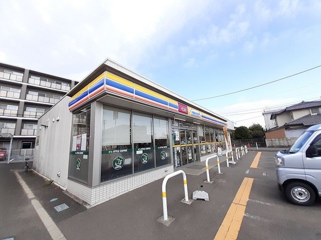 近くのミニストップ高松２丁目店まで550m（徒歩7分）