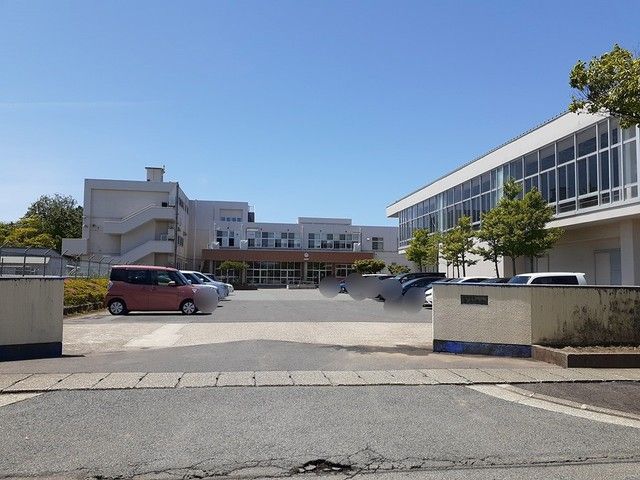 近くの小学校まで620m（徒歩8分）