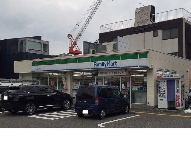 近くのファミリーマート名次町店様まで750m（徒歩10分）