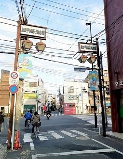 近くの志茂平和通り商店街まで20m（徒歩1分）