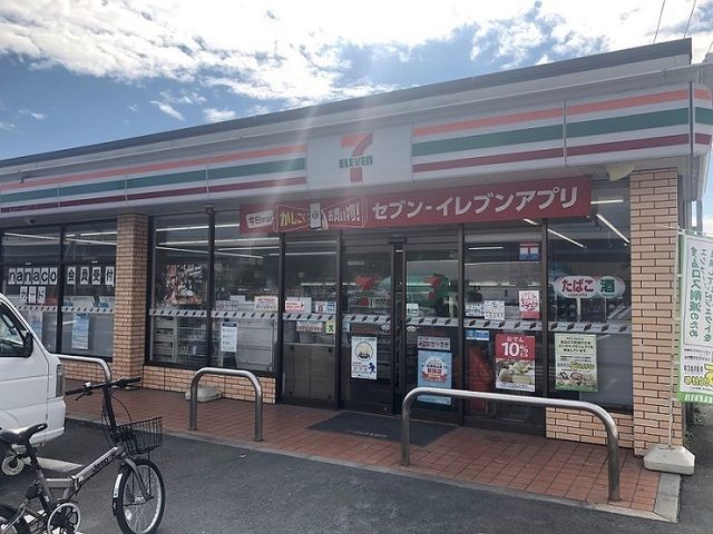 近くのコンビニまで180m（徒歩3分）
