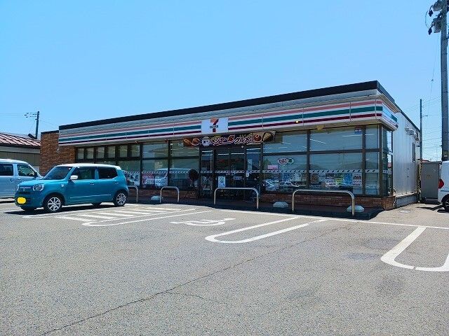 近くのセブンイレブン水沢町屋敷店まで600m（徒歩8分）