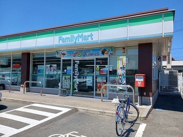 近くのファミリーマート水沢東中通り店まで1,300m（徒歩17分）
