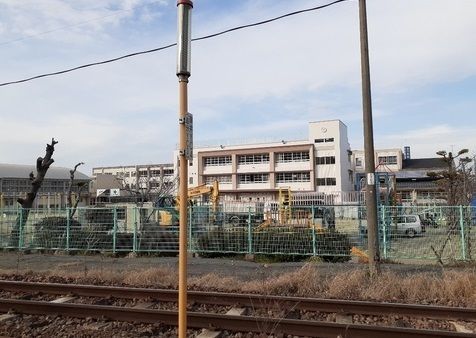 近くの山川小学校まで820m(徒歩11分)