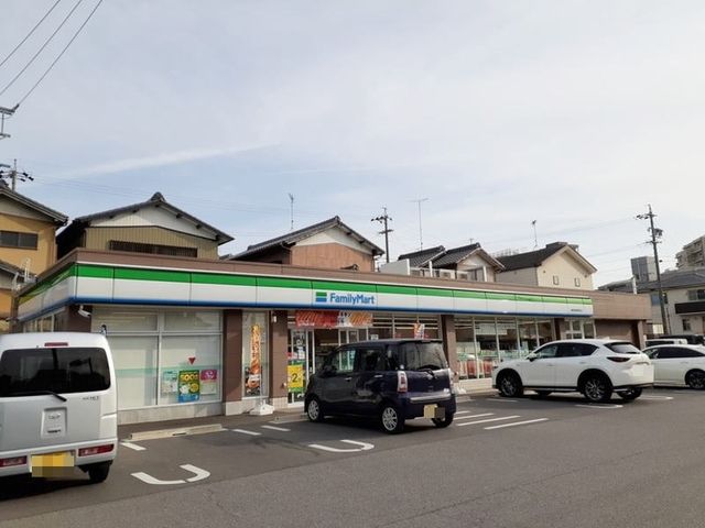 近くのファミリーマート 岡崎羽根西まで700m（徒歩9分）
