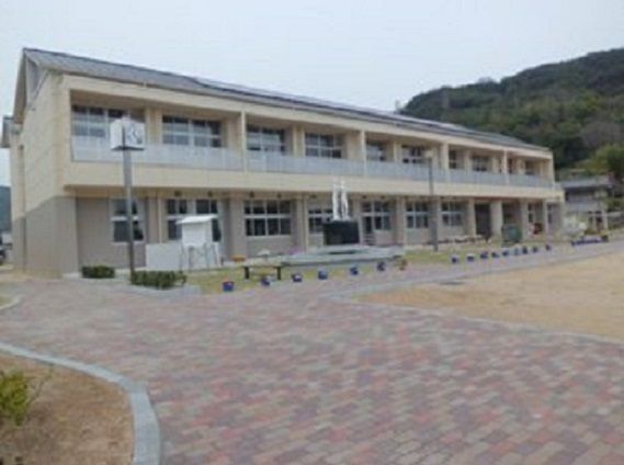 近くの玉野市立 玉小学校まで350m(徒歩5分)