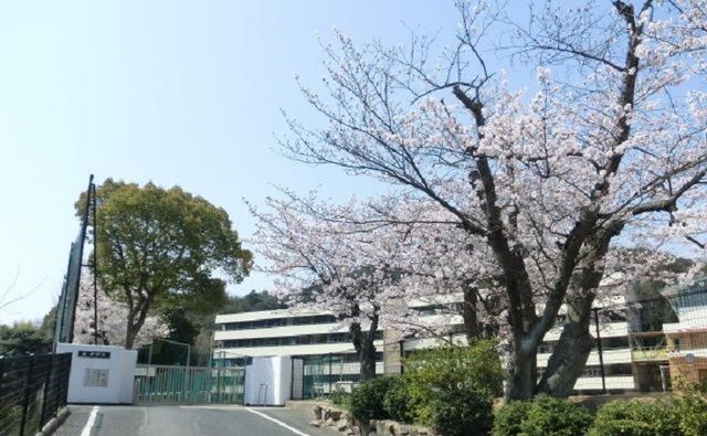 近くの玉野市立 玉中学校まで450m(徒歩6分)