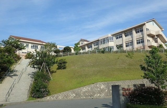 近くの青陵中学校まで2,300m(徒歩29分)