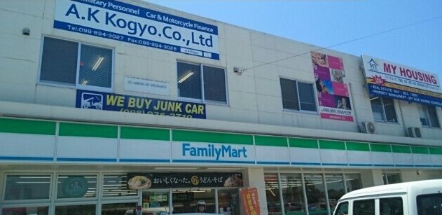 近くの嘉手納第一ゲート前店まで360m(徒歩5分)