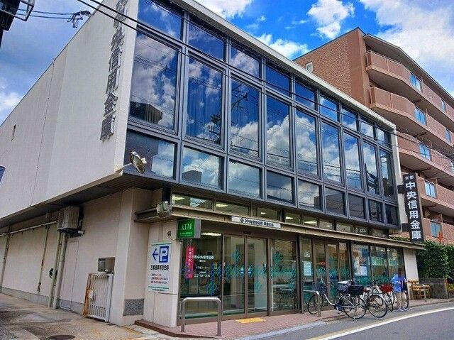 近くの京都中央信用金庫 藤森支店まで650m（徒歩9分）
