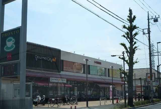 近くのグルメシティまで450m(徒歩6分)
