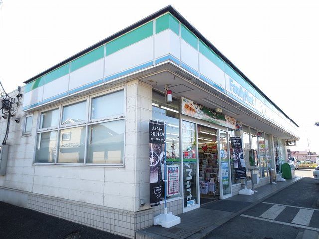 近くのファミリーマートまで450m（徒歩6分）