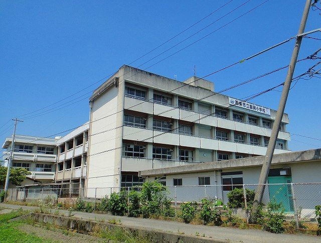 近くの飯岡小学校まで1,300m（徒歩17分）