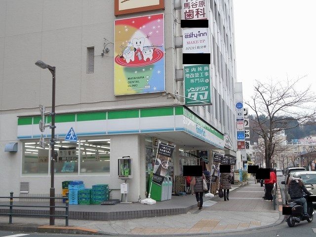 近くのファミリーマートまで400m（徒歩5分）