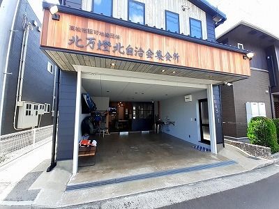 近くの北万燈北自治会集会場さんまで5m（徒歩1分）
