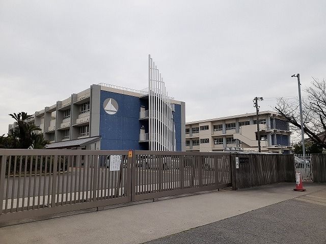 近くの大浜小学校まで1,700m(徒歩22分)