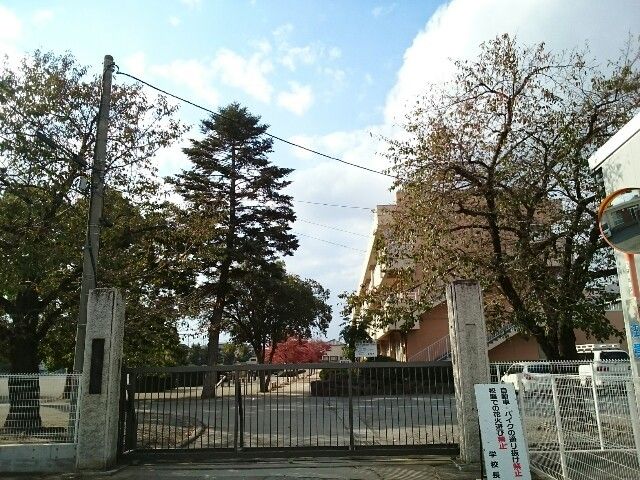 近くの藤岡市立第一小学校まで600m（徒歩8分）