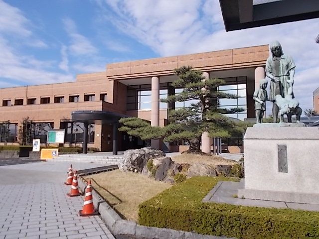 近くの羽島市立図書館まで300m(徒歩4分)
