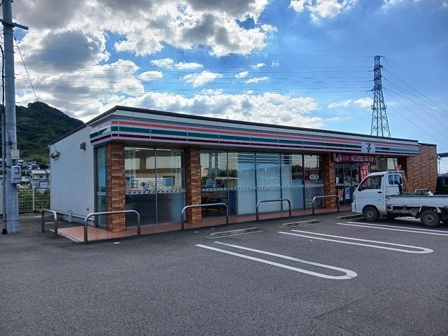 近くのセブンイレブン八倉店様まで1,100m（徒歩14分）