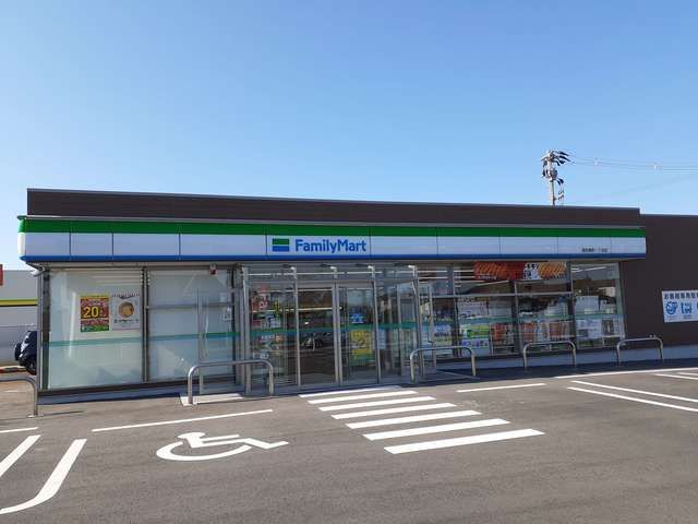 近くのファミマ酒田東町1丁目店まで570m（徒歩8分）