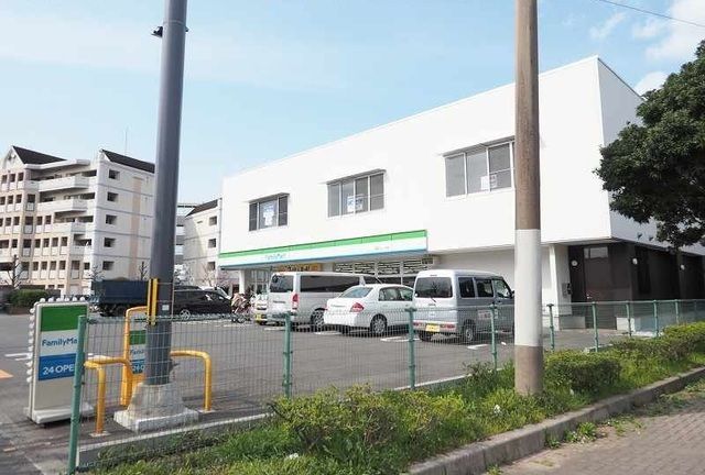 近くのファミリーマートまで950m（徒歩12分）