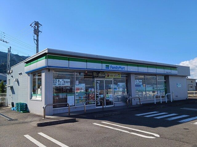 近くのファミリーマート中之庄バイパスまで908m(徒歩12分)