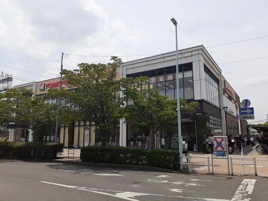 近くのヨークフーズ小手指店まで450m（徒歩6分）