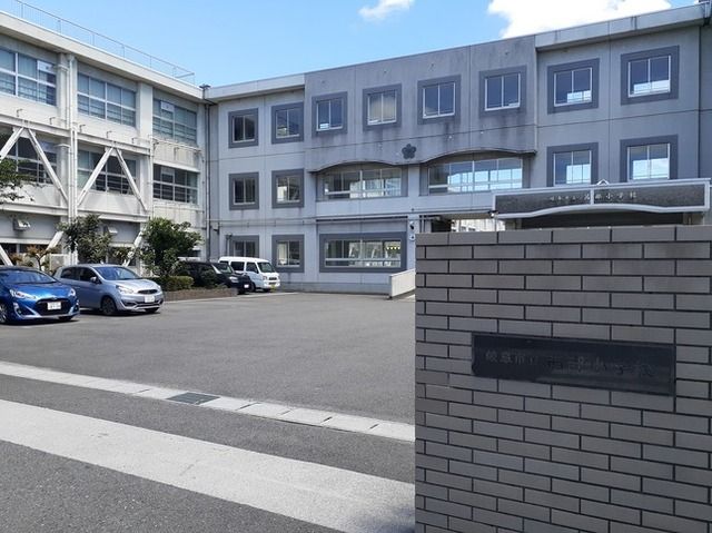 近くの茜部小学校まで550m(徒歩7分)