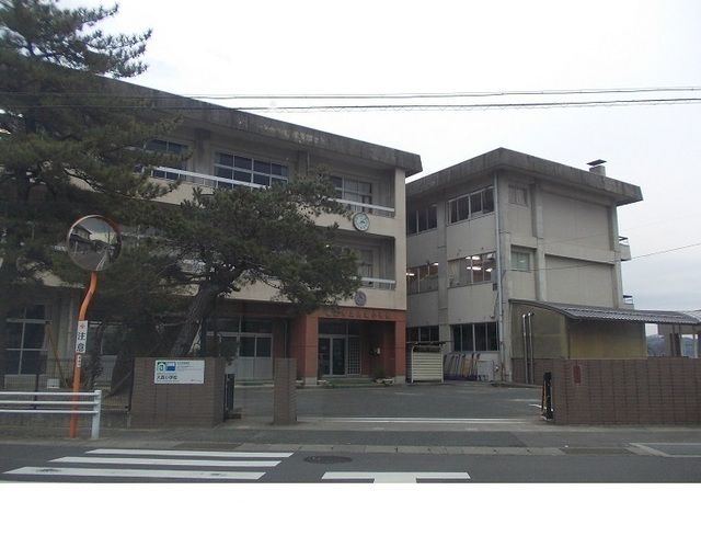 近くの福島市立大森小学校まで750m(徒歩10分)