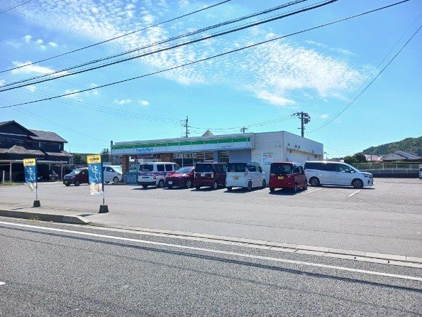 近くのファミリーマート西原二丁目店まで1,100m（徒歩14分）