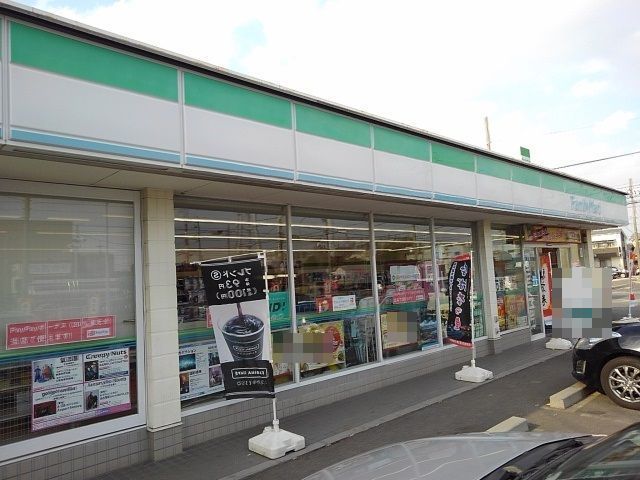 近くのファミリーマート名四午起店まで950m（徒歩12分）