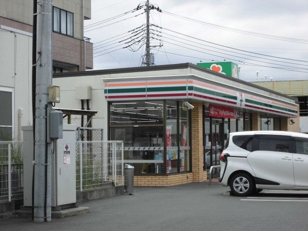 近くのコンビニまで600m（徒歩8分）