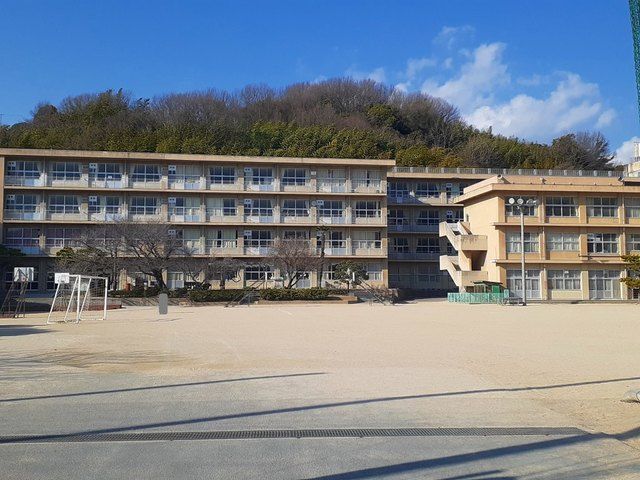 近くの小学校まで350m（徒歩5分）