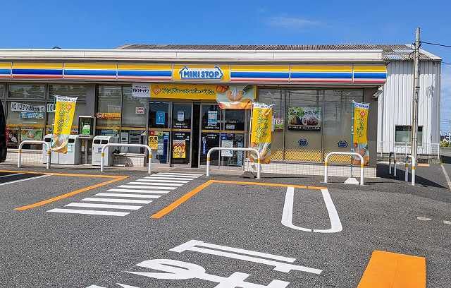 近くのミニストップ中里１丁目店まで350m（徒歩5分）