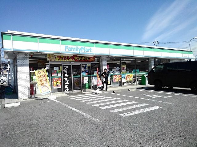 近くのファミリーマート甲府中小河原店まで220m（徒歩3分）