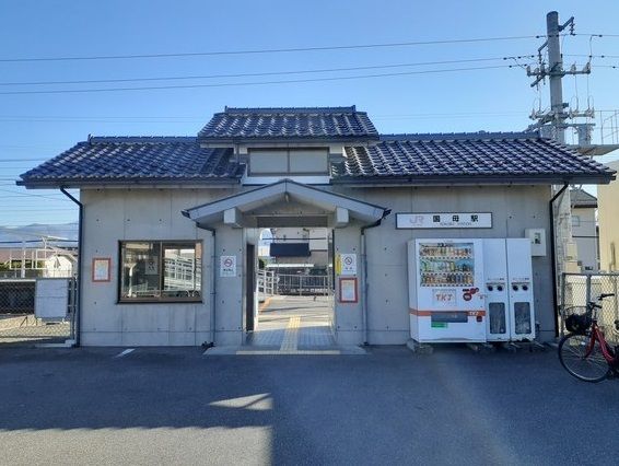 近くの国母駅まで900m（徒歩12分）